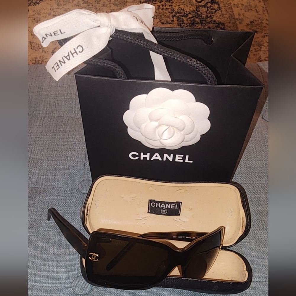 CHANEL Brown Tortoise Shell Sunglasses with Case